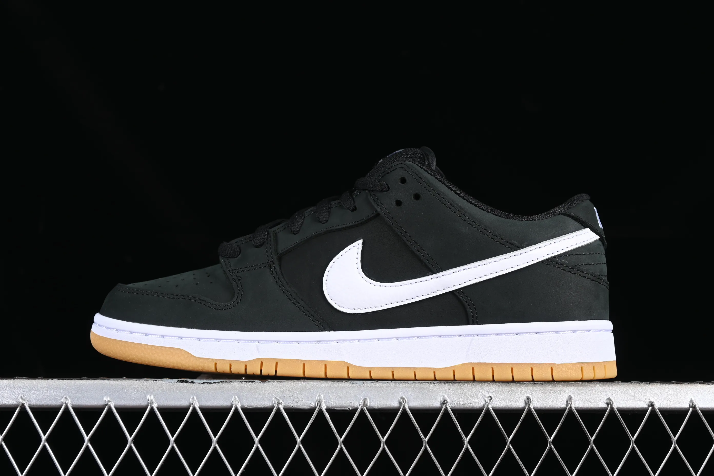 All Categories Nk SB Dunk Series Nk SB Dunk Low Low-top sneakers Nk SB Dunk Low "Black Gum" Raw rubber black and white SB low-top casual sneakers CD2563-006